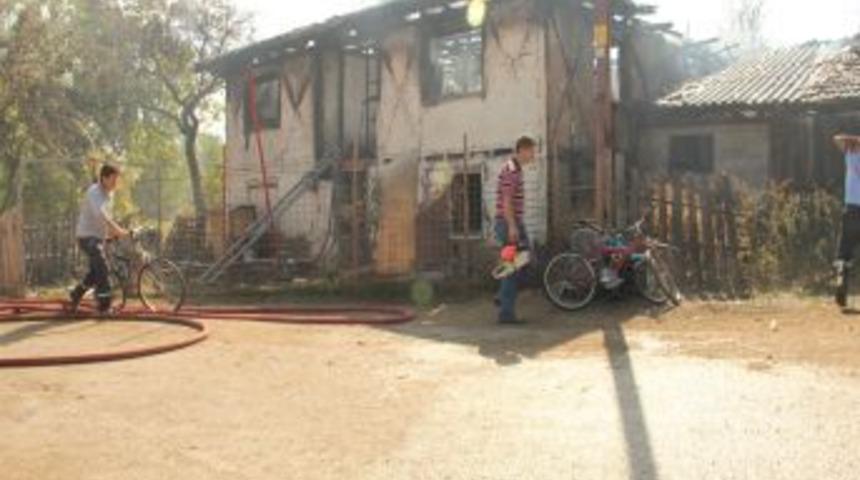 Ahşap Evdeki Yangından Son Anda Kurtuldu