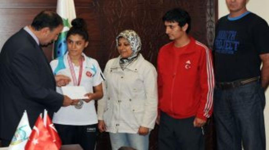 Belediye Başkanı Sadi Kurtulan'dan Başarılı Sporcuya &Ouml;d&uuml;l