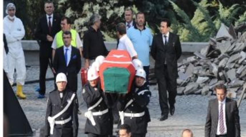 Turgut &Ouml;zal&rsquo;ın Naaşı Adli Tıp&rsquo;a G&ouml;nderildi