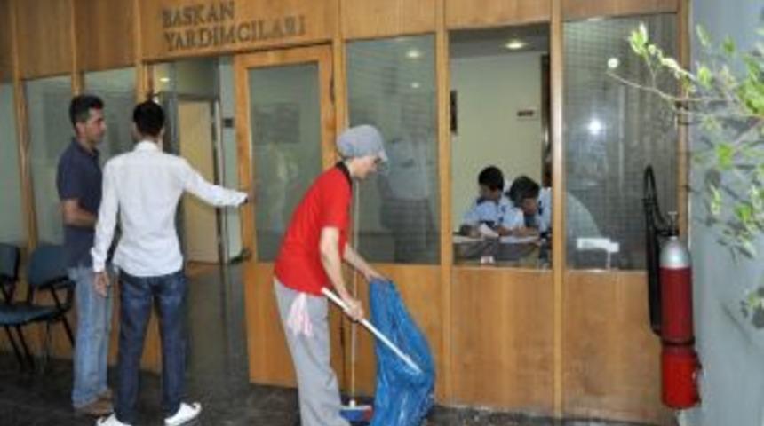 Balkesir Belediye Başkanı Ok'u darp ettiler