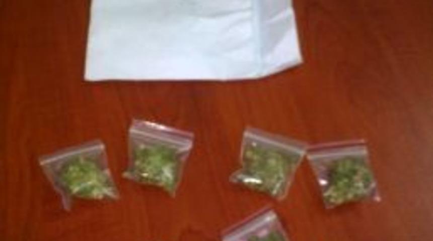 &Ouml;ğrencilere Uyuşturucu Satmak Isteyen Şahıslara Operasyon