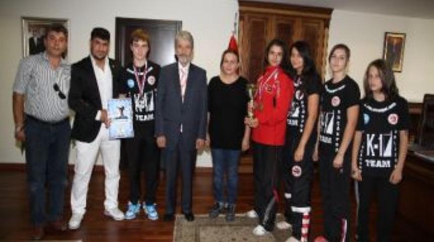 Şampiyonlardan Başkan Tuna&rsquo;ya Ziyaret