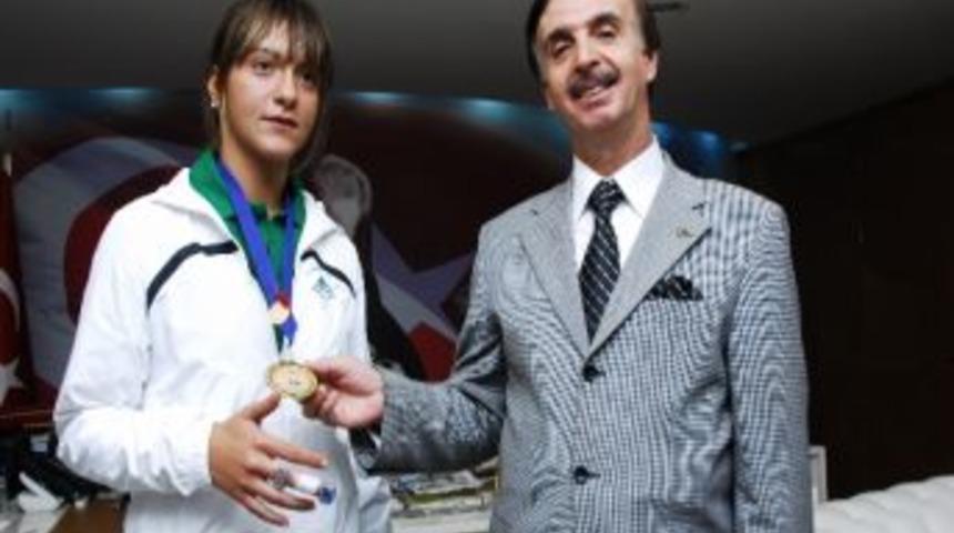 Başkan Keskin'den Balkan Şampiyonuna &Ouml;d&uuml;l