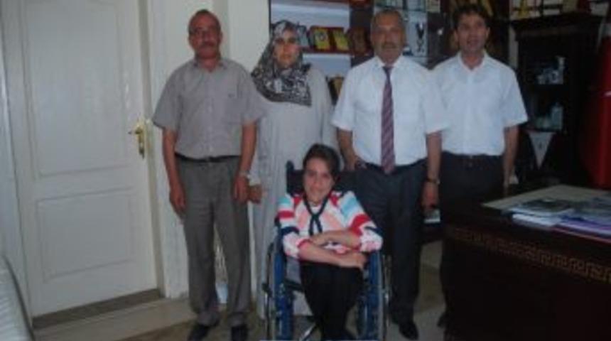 Tıp Fak&uuml;ltesini Kazanan Engelli &Ouml;ğrenciye &Ouml;d&uuml;l