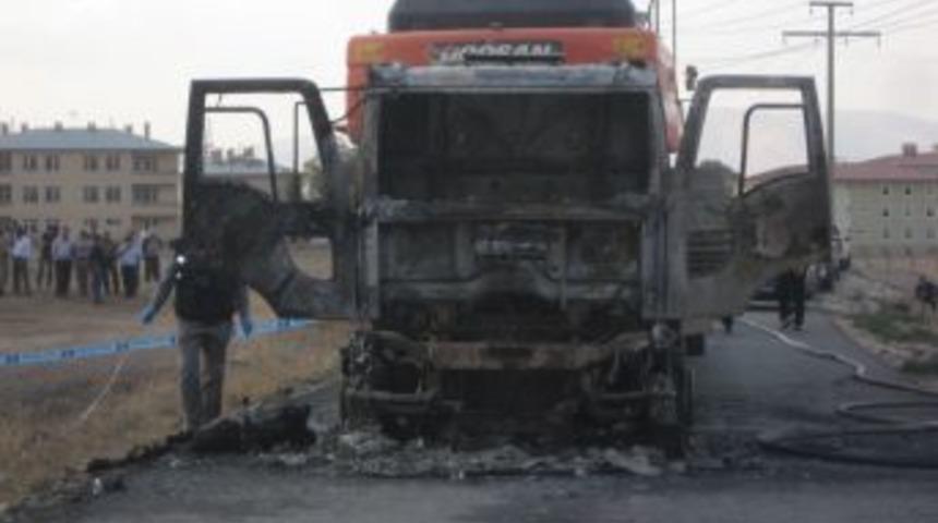 Elektrik Tellerine Takılan Vinci Kurtarmak Isteyen Operat&ouml;r Yanarak Can Verdi