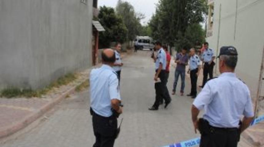 Polis Ka&ccedil;an Zanlıyı Yakalamak İsterken Yaralandı