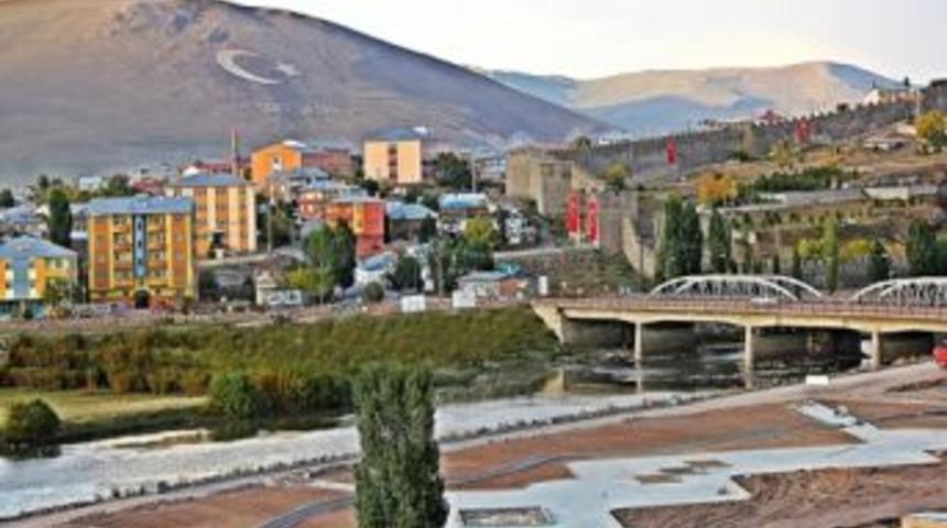 Kura Nehri &Ccedil;evresindeki Park &Ccedil;alışmaları Devam Ediyor