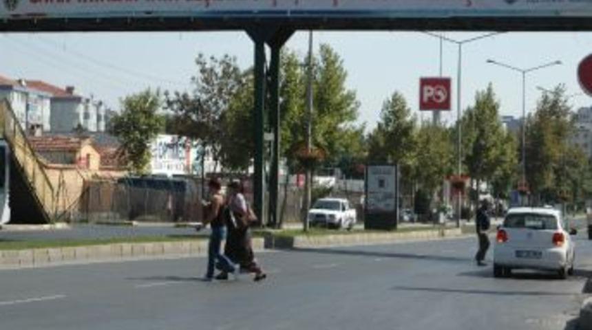 &Uuml;st Ge&ccedil;ide De Uyarı Afişine De Aldırış Eden Yok