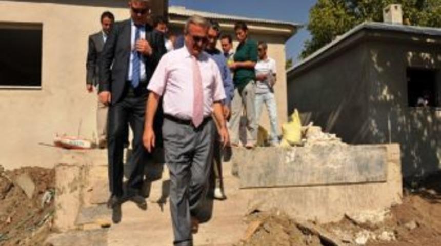 Vali Karaloğlu K&ouml;y Evlerini İnceledi