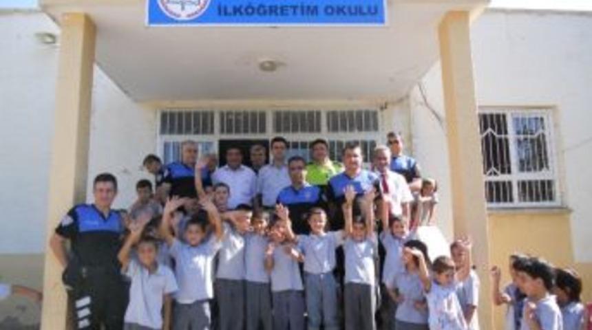 Polislerden &Ouml;ğrencilere Kırtasiye Yardımı