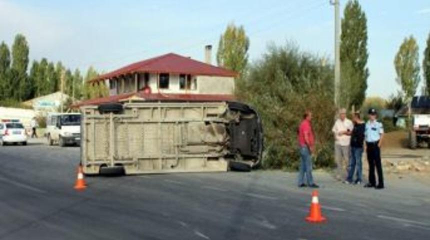 &Ouml;ğrenci Servisi İle Otomobil &Ccedil;arpıştı