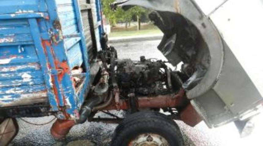 Seyir Halindeki Kamyonet Alev Aldı