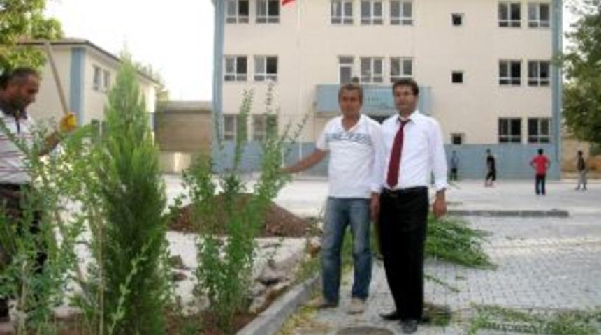 Okullardaki &Ccedil;evre D&uuml;zenleme &Ccedil;alışmaları Devam Ediyor