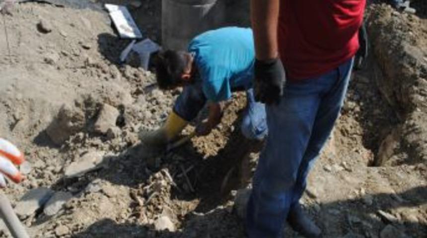 Hakkari&rsquo;de Inşaat Alanında Kemik Ve Mezar Taşları Bulundu
