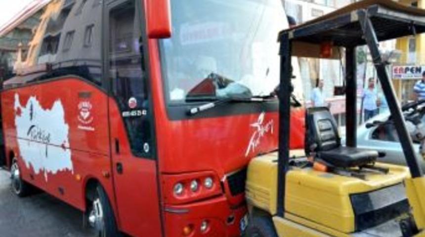 Freni Boşalan İş Makinesi Servis Aracına &Ccedil;arptı