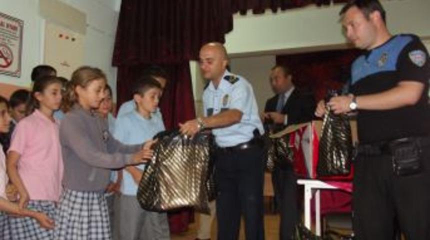 Polisden &Ouml;ğrencilere Kıyafet Yardımı