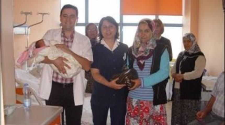 Başhekim Altınışık'tan Bebeklere Hediye