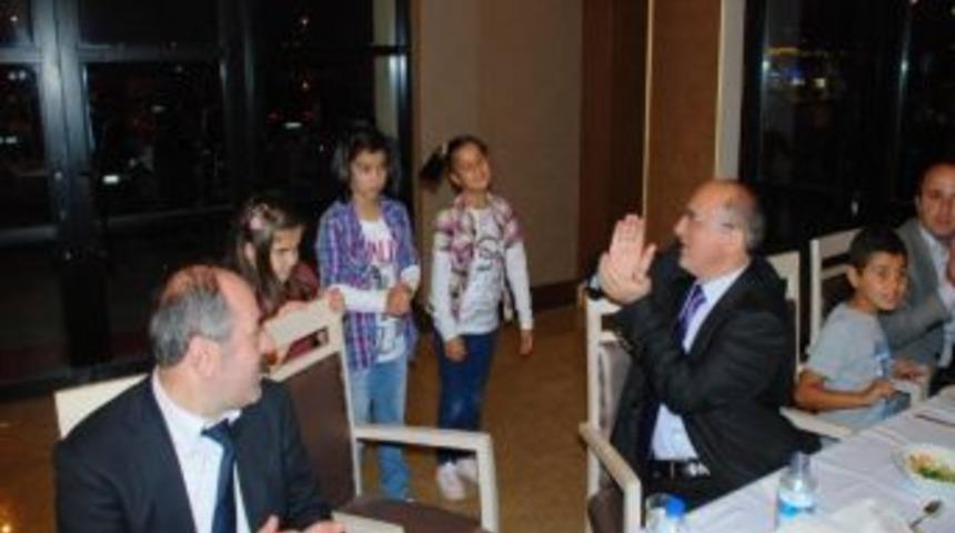 Vali İbrahim &Ouml;z&ccedil;imen &Ccedil;ocuklarla Eğlendi