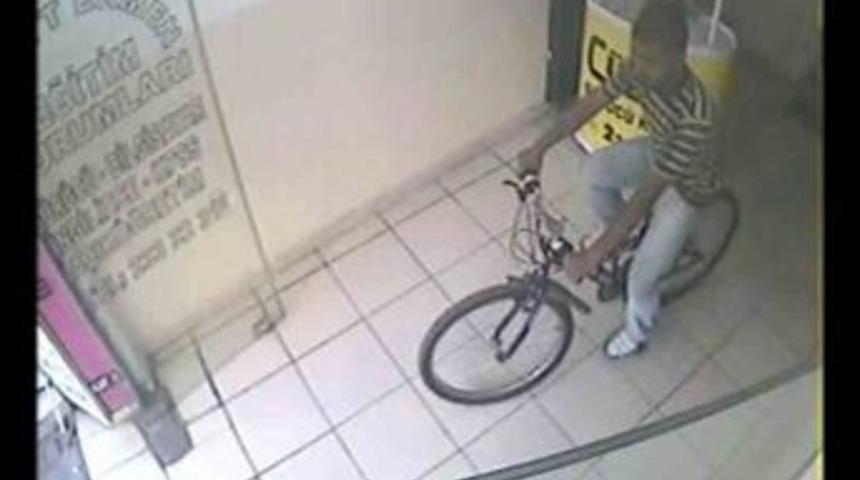 Bisiklet Hırsızları G&uuml;venlik Kamerasına Takıldı