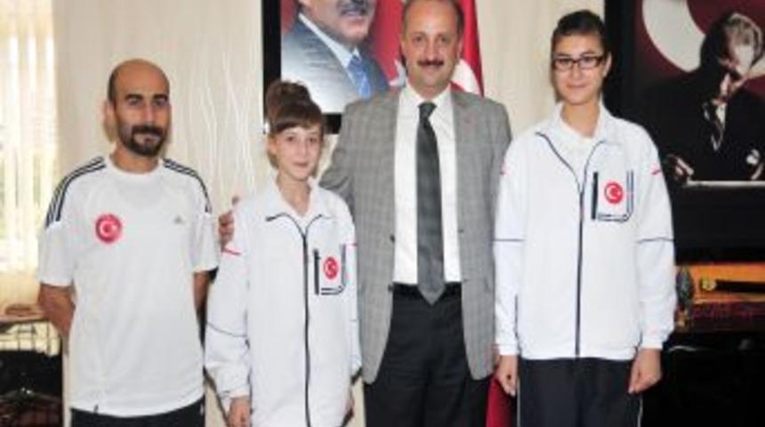 Balkan Şampiyonu Tekvandocular, Belediye Başkanı Akg&uuml;l'&uuml; Ziyaret Etti
