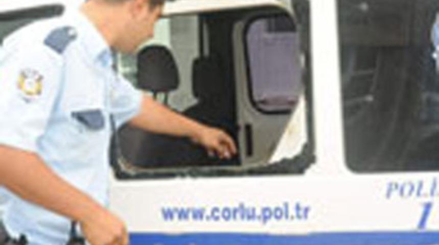 Polis aracına kafa attı