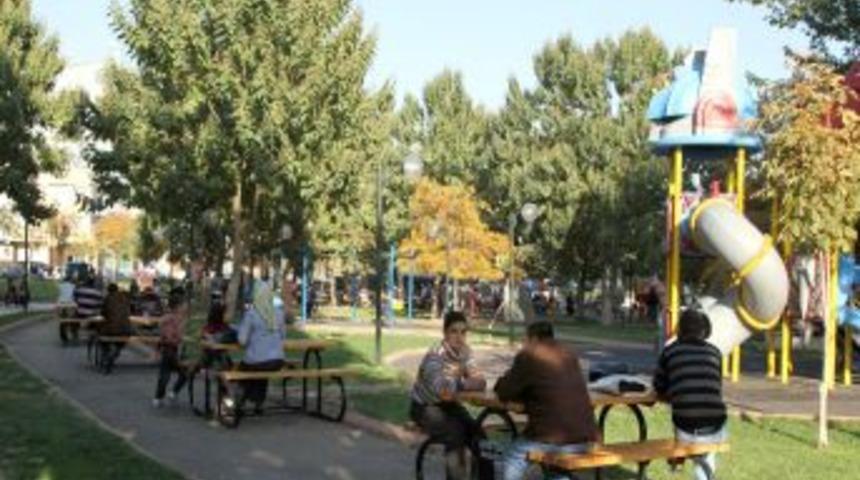 &Ccedil;ocuklar Zarar G&ouml;rmesin Diye Demir Oyun Grupları Plastikle Değiştiriliyor