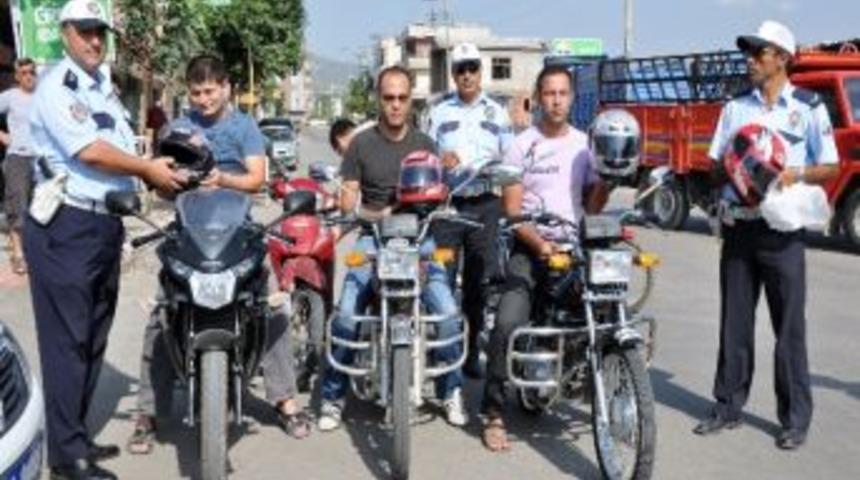 Polis Bu Kez Ceza Yazmadı Kask Dağıttı