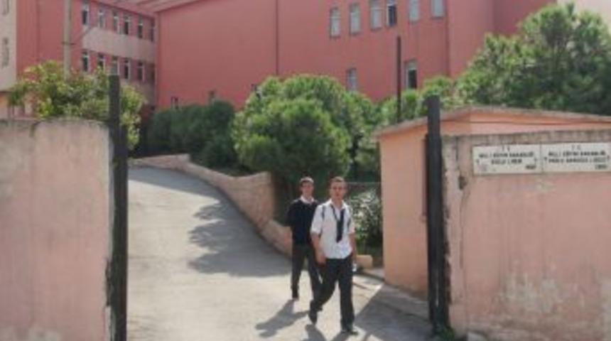 Okul &Ouml;n&uuml;ndeki Kavgada 1 &Ouml;ğrenci Başından Yaralandı