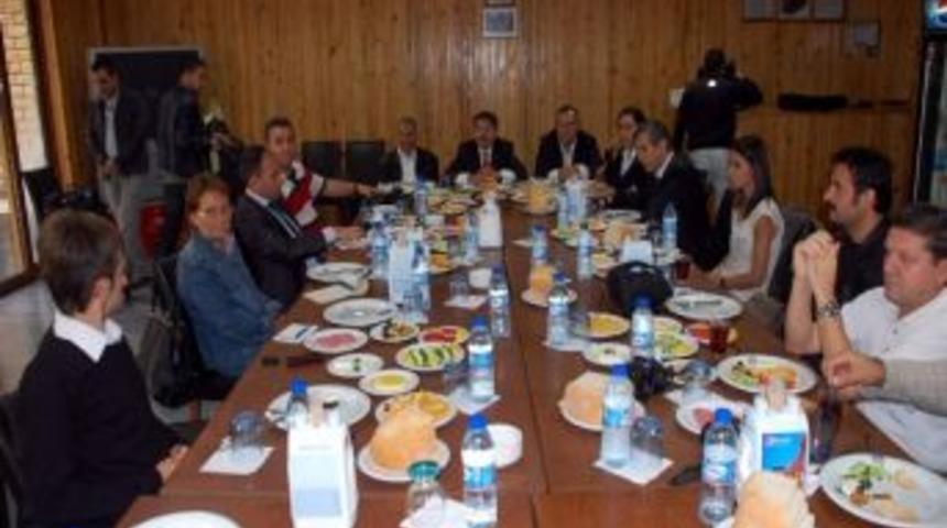 Boz&uuml;y&uuml;k Belediye Başkanı Berberoğlu Basın Mensuplarıyla Kahvaltıda Buluştu