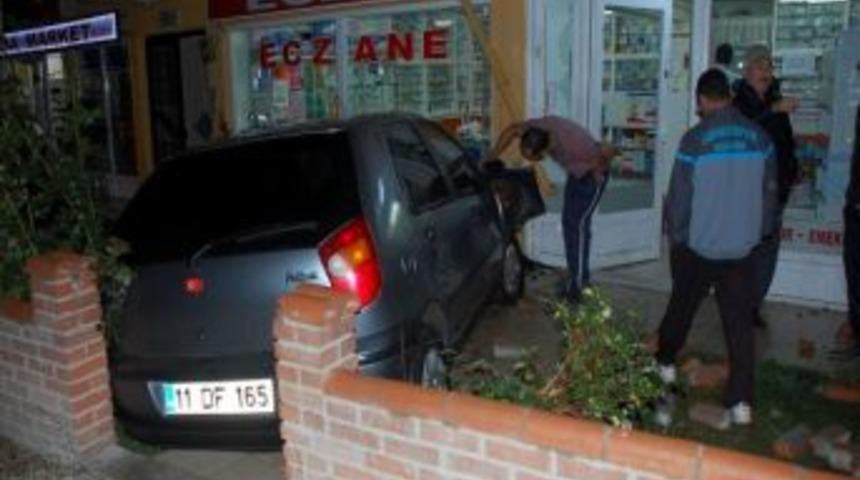 Otomobil N&ouml;bet&ccedil;i Eczaneye Daldı