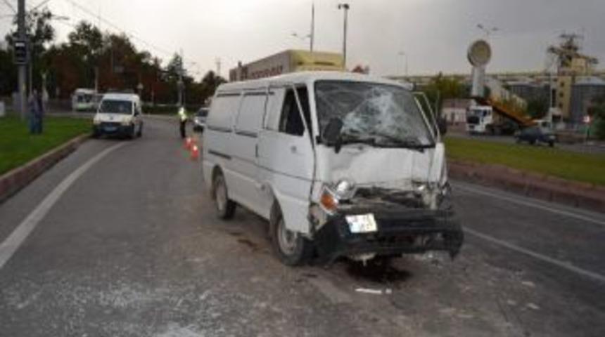 Midib&uuml;s İş Maikinesine &Ccedil;arptı: 1 Yaralı