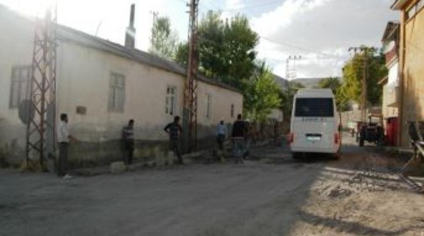 Adilcevaz Belediyesi Parke Yol &Ccedil;alışmalarına Devam Ediyor