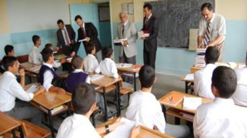 Samsat M&uuml;ft&uuml;l&uuml;ğ&uuml;, İmam-hatip Lisesinde Kur&rsquo;an-ı Kerim Dağıttı