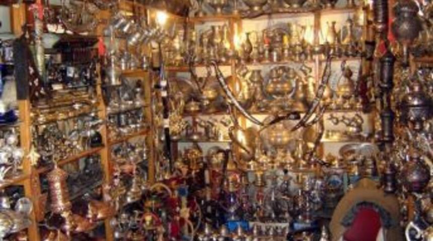 Şanlıurfa'nın Bakır Kaplarına Turistler İlgi G&ouml;steriyor