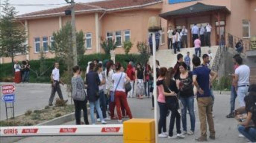 Emet Myo&rsquo;da 2 M&uuml;d&uuml;r Yardımcısı G&ouml;revden Alındı, &Ouml;ğrenciler Ayaklandı