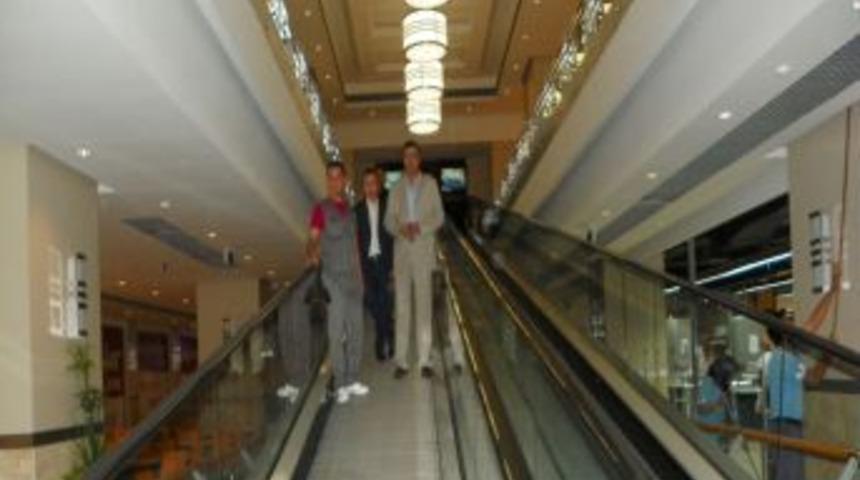 Alışveriş Merkezi Sağlık I&ccedil;in Y&uuml;r&uuml;yen Merdivenlerinin Şartellerini Indirdi