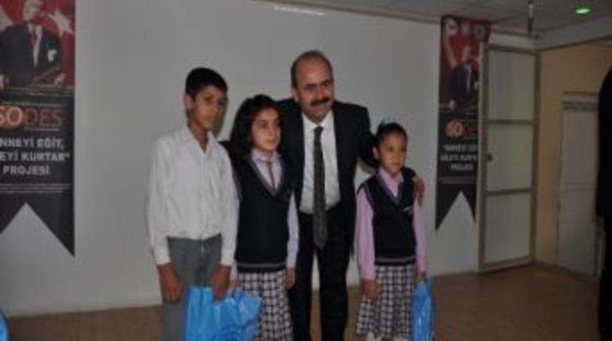 &Ouml;ğrencilere Ayakkabı Yardımı