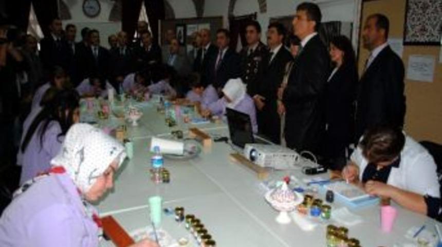 Kadınlara Ebru Ve &Ccedil;ini Eğitimi