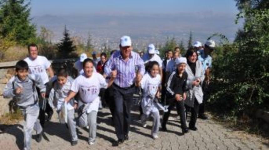 Obezite İle M&uuml;cadele İ&ccedil;in Y&uuml;r&uuml;d&uuml;ler