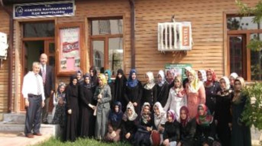 Hafızlık Sınavını Ge&ccedil;en Kız &Ouml;ğrenciler M&uuml;ft&uuml;y&uuml; Ziyaret Etti