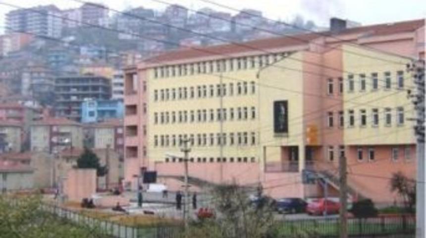 Okul &Ouml;n&uuml;nde Kavga: 1 Yaralı