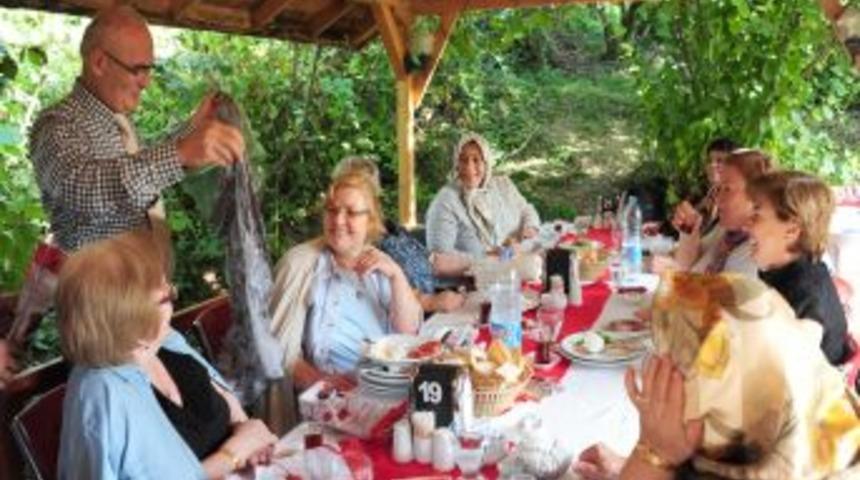 Belediye Başkanı Yılmaz&rsquo;dan Hanımlara 'G&uuml;n' S&uuml;rprizi