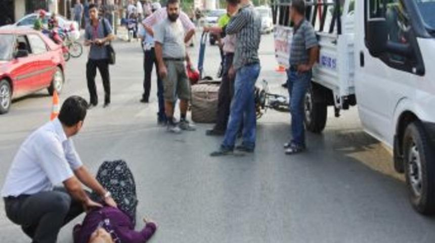 Yolun Karşısına Ge&ccedil;mek Isteyen Yaşlı Kadına Araba &Ccedil;arptı