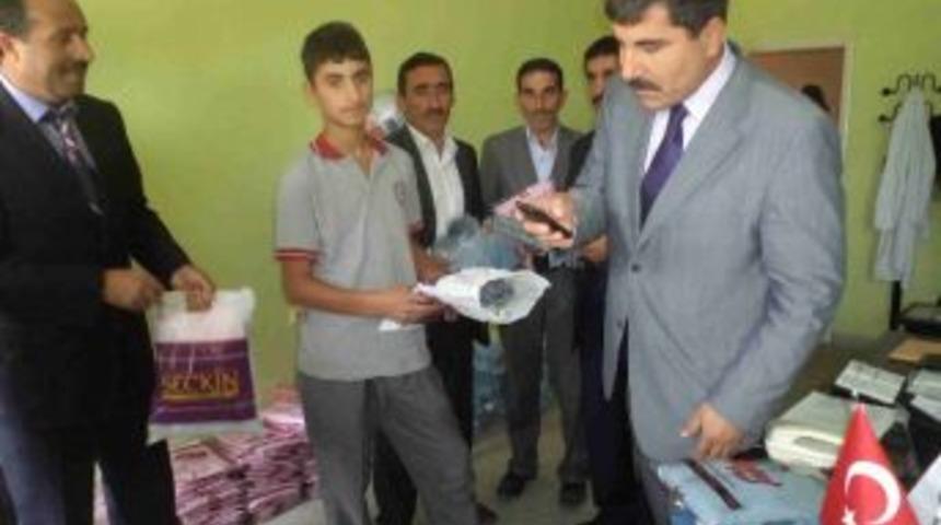 Varto&rsquo;da &Ouml;ğrencilere Giyim Yardımı