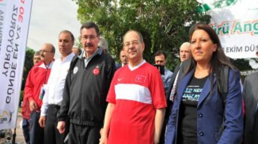 Bakan Akdağ, 'Y&uuml;r&uuml; Angaralım Y&uuml;r&uuml;' Sloganıyla Y&uuml;r&uuml;d&uuml;
