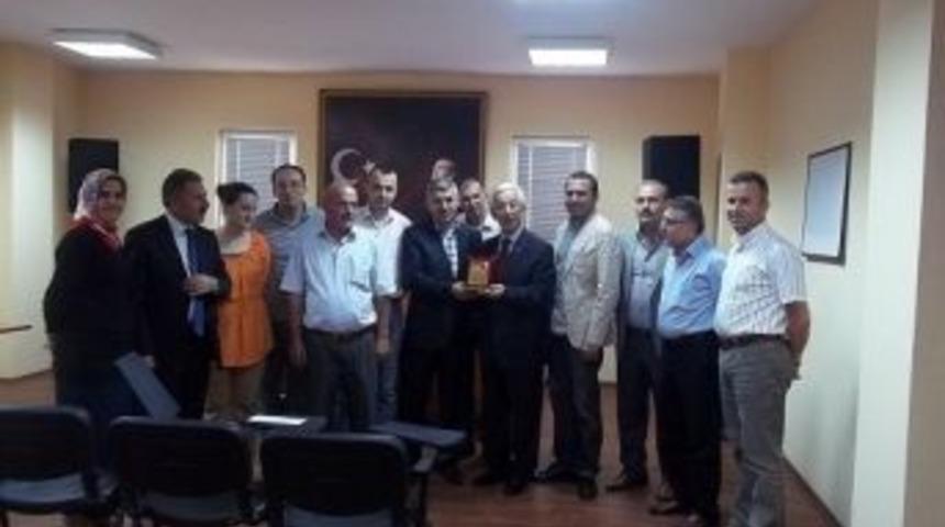 &Ccedil;ukur&ccedil;ayır&rsquo;da Emekli &Ouml;ğretmen Metin Doğu&rsquo;ya Plaket