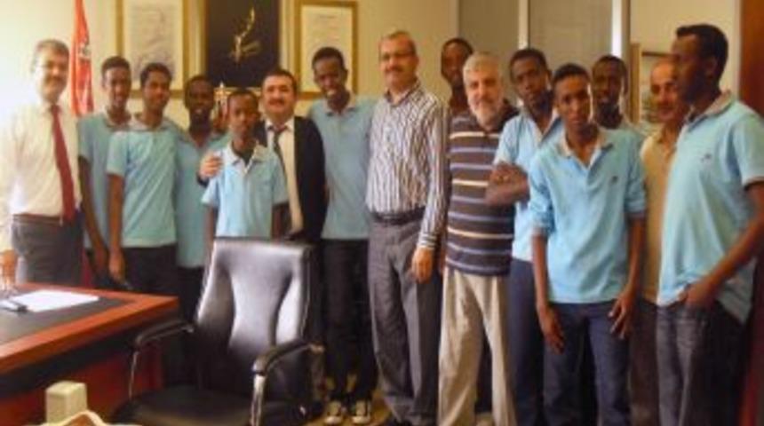 Kimse Yok Mu, Somalili &Ouml;ğrencilerle Yakından Ilgileniyor