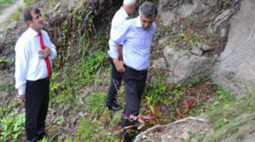 İş Makinesinin Tahrip Ettiği Kaya Mezarları İncelendi