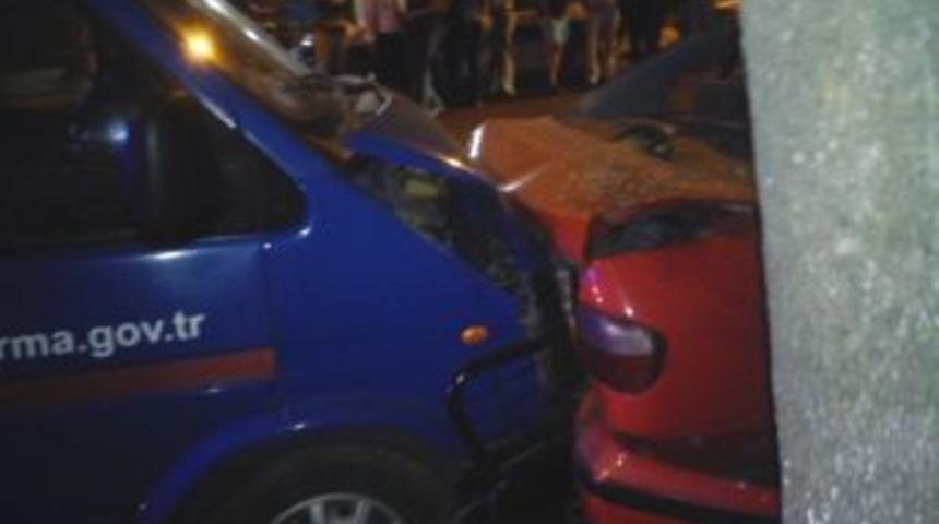 Askeri Ara&ccedil; Kaza Yaptı: 3 Yaralı