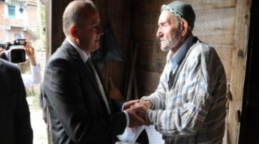 Vali Kızılcık, Yardıma Muhta&ccedil; Ailelere Destek Veriyor